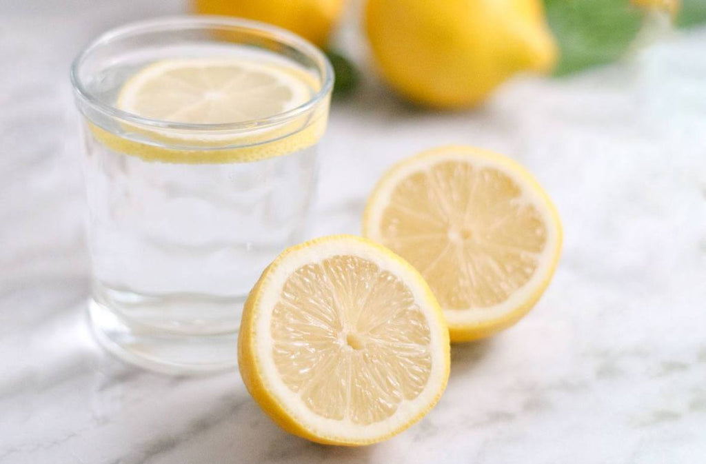 NADA REEMPLAZA EL AGUA TIBIA CON LIMÓN EN LAS MAÑANAS